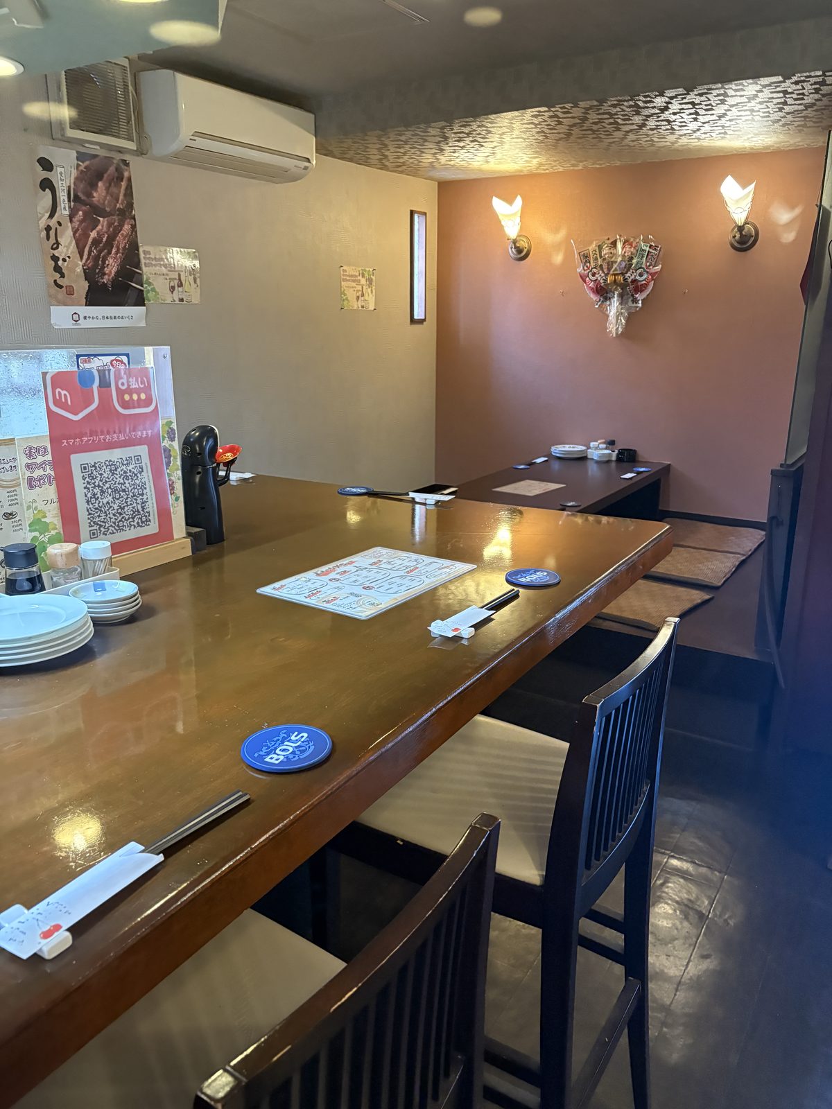 居酒屋 grouper の店内カウンターと掘りごたつ席の写真